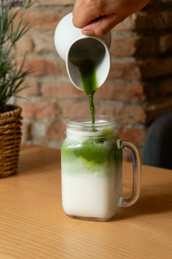Matcha latte con hielo servido en la mesa de Ana La Fantástica