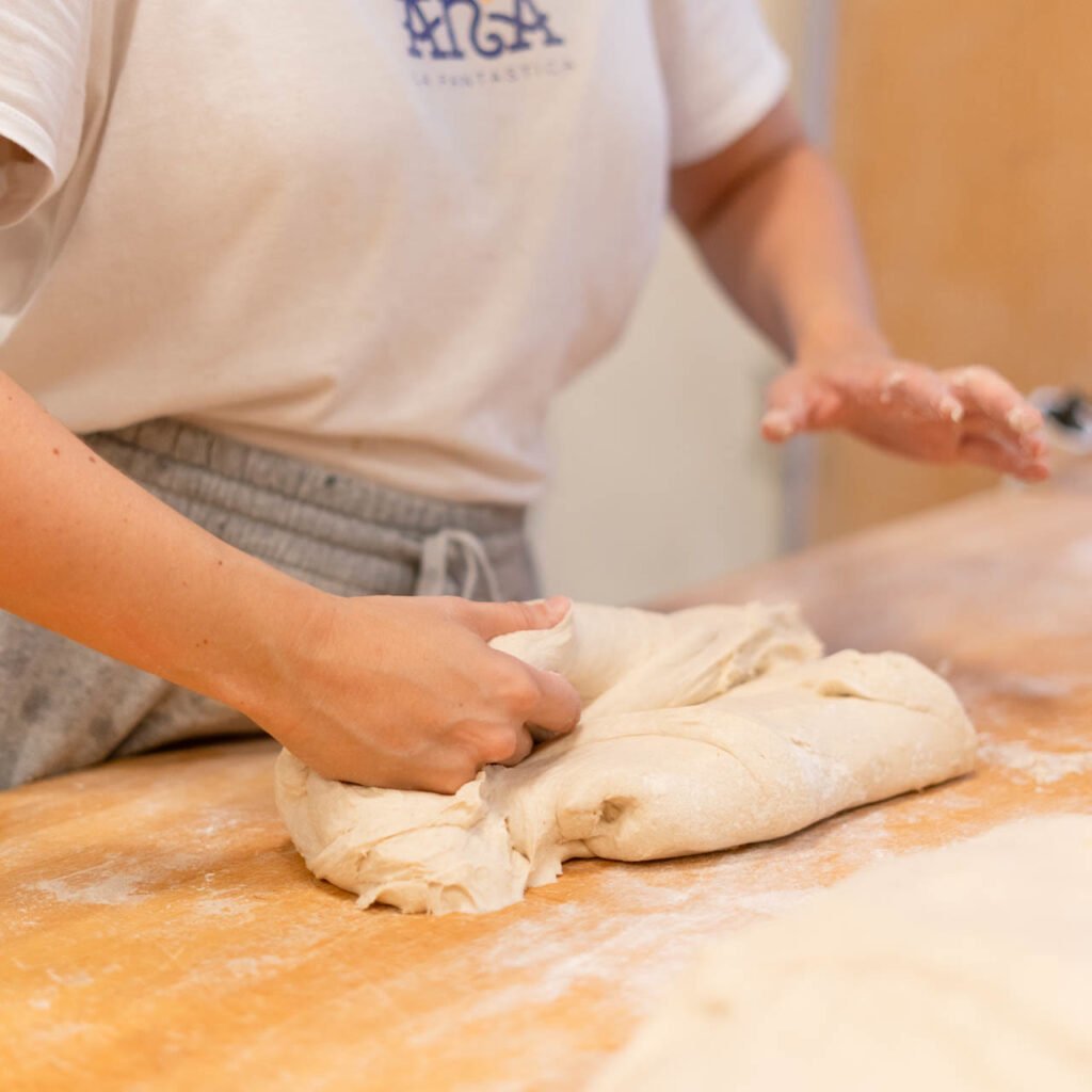 Formando la masa del pan a mano en el obrador