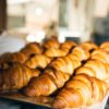 Croissants de mantequilla recién horneados