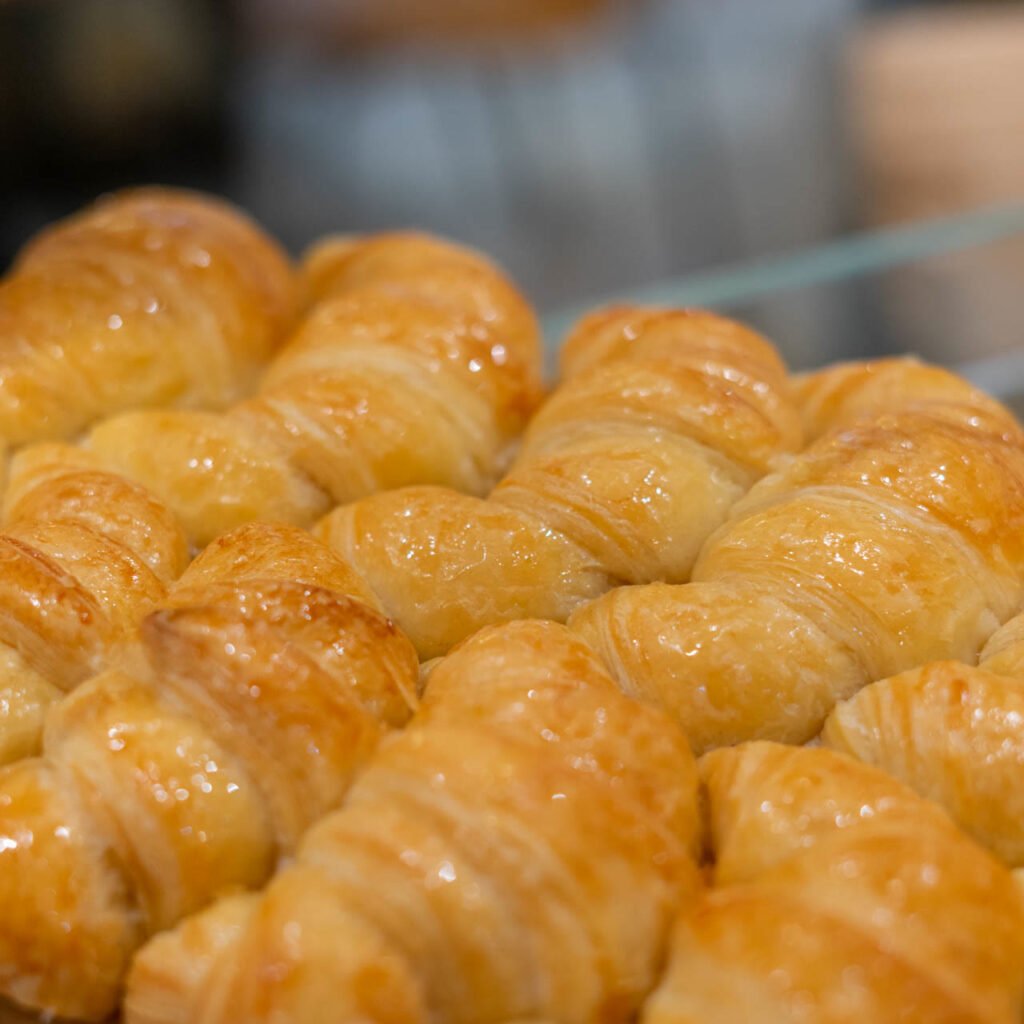 Bandeja de croissants de mantequilla en el mostrador