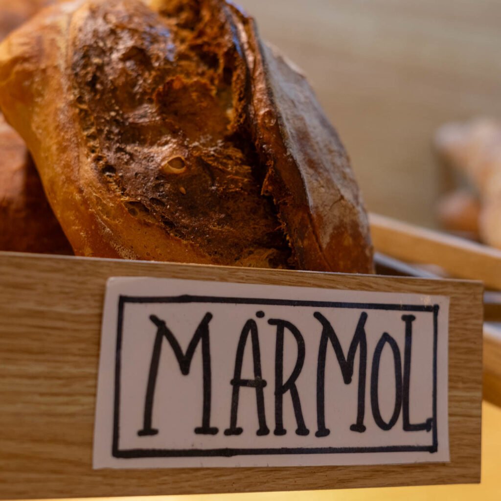 Pan Mármol en la estantería de la panadería