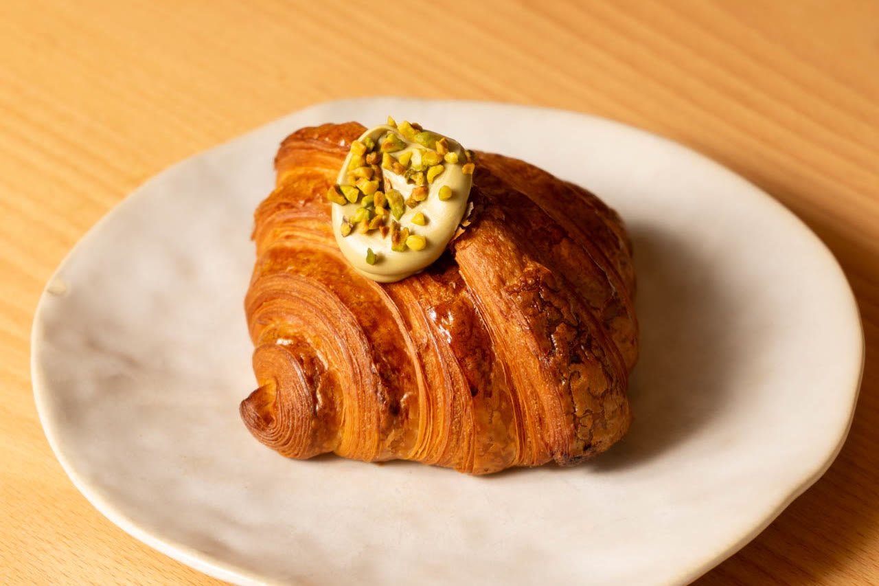 Croissant de pistacho servido en la mesa