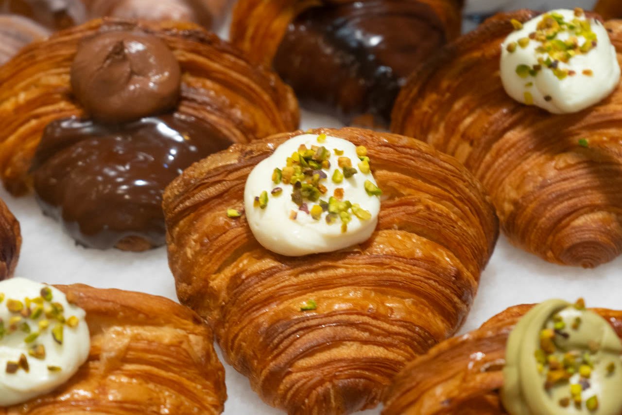 Croissants rellenos de pistacho, chocolate y crema