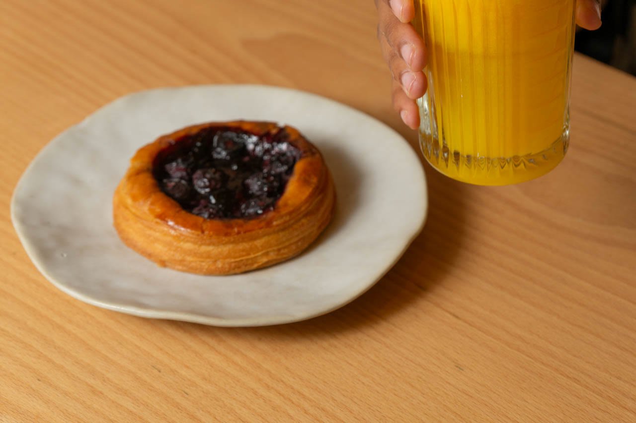 Danesa de arándanos con zumo de naranja natural