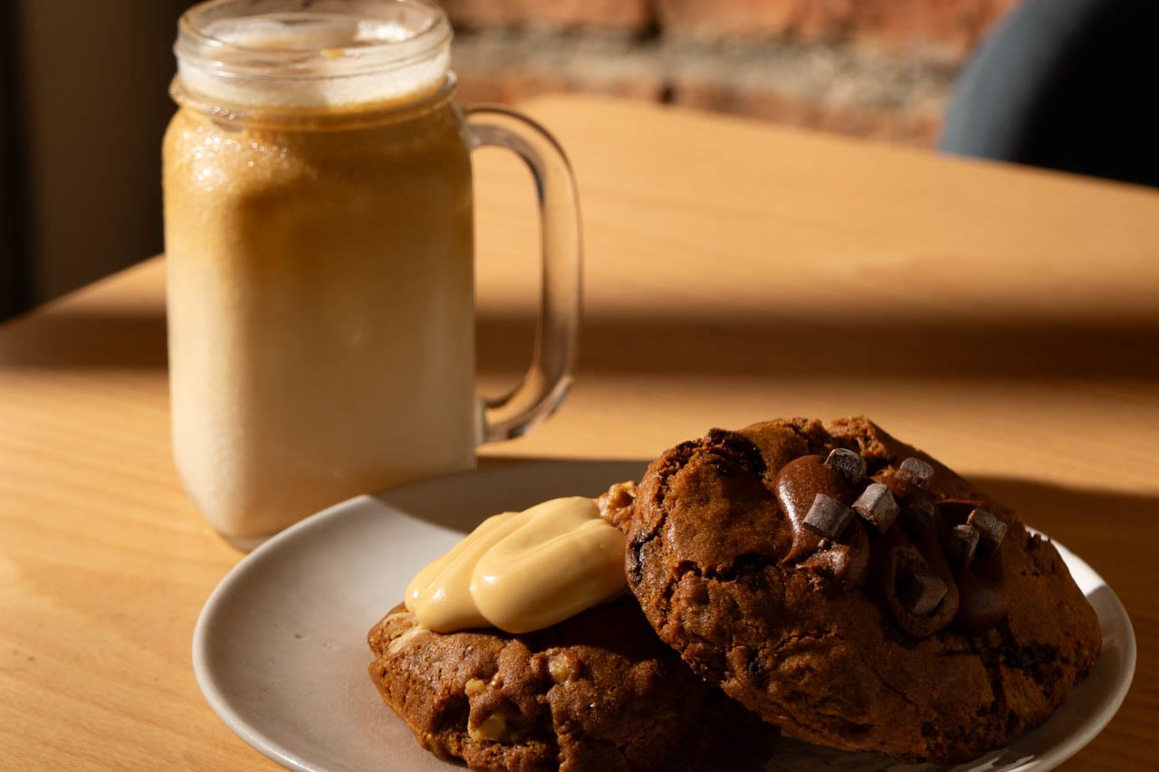 Café con leche frío y cookies de chocolate
