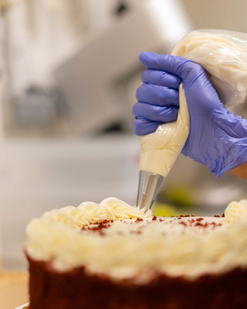 Decorando una tarta red velvet con manga pastelera