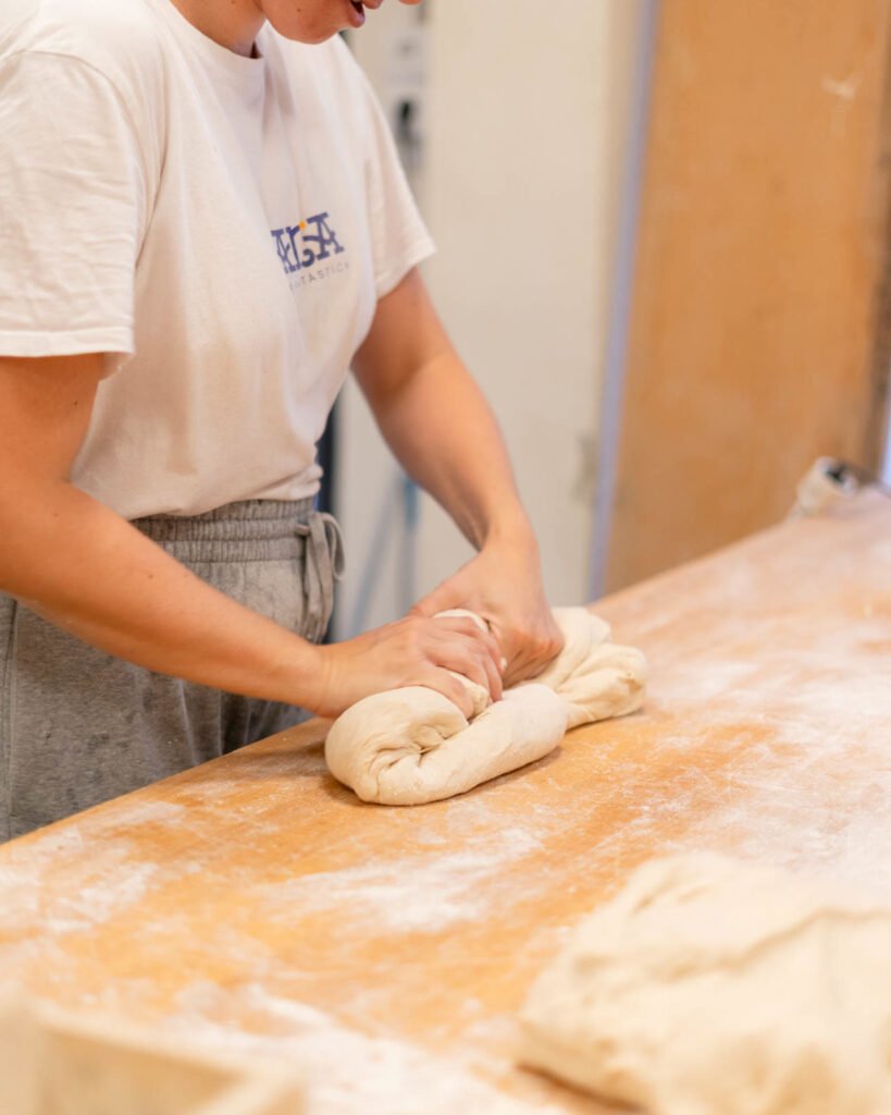 Formando una pieza de pan a mano